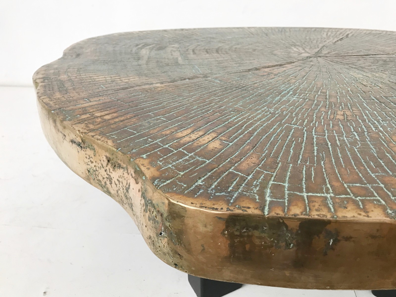 bronze-tree-trunk-coffee-table-3214916-e