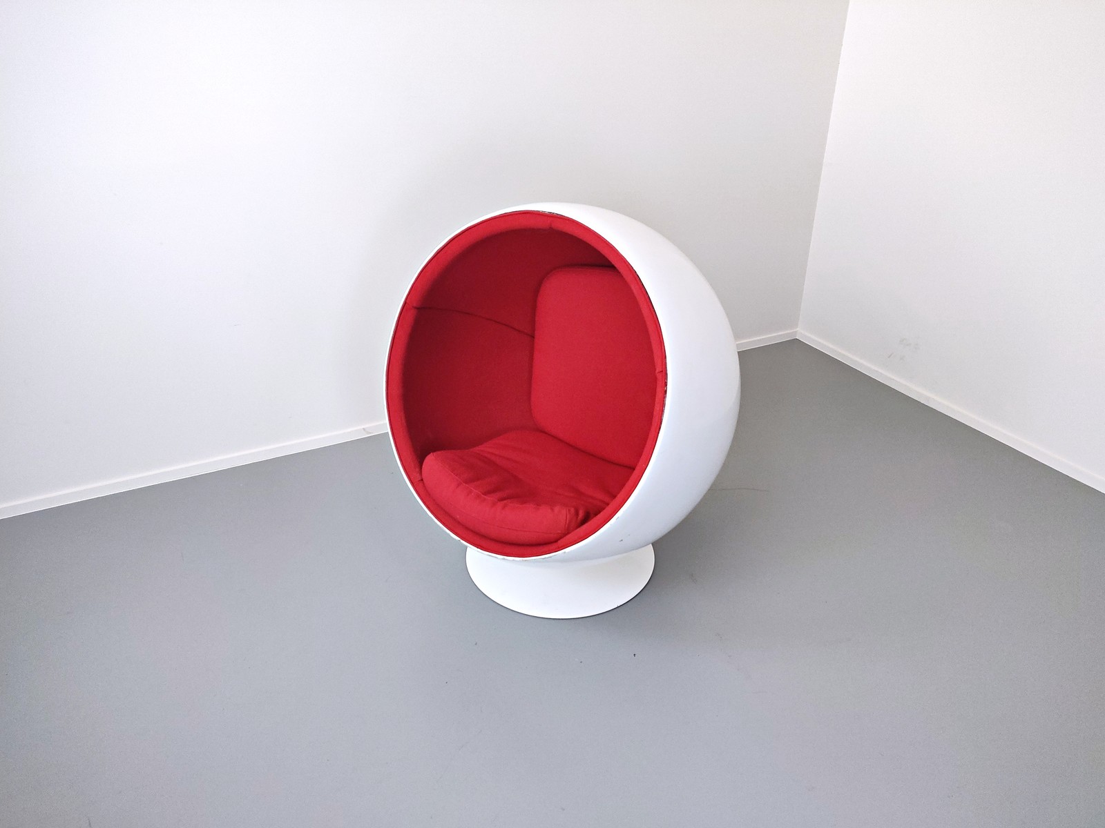 swivel-ball-chair-attributed-to-eero-aar
