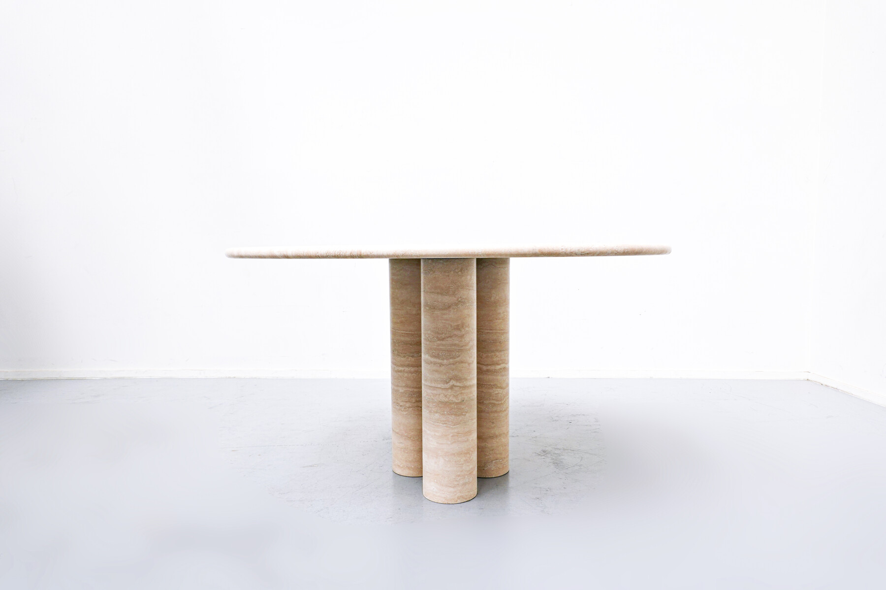 modern-travertine-dining-table-mario-bellini-style-4960067-en-max.jpg