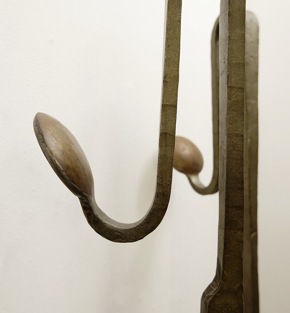 brutalist-wrought-iron-coat-rack-4210135