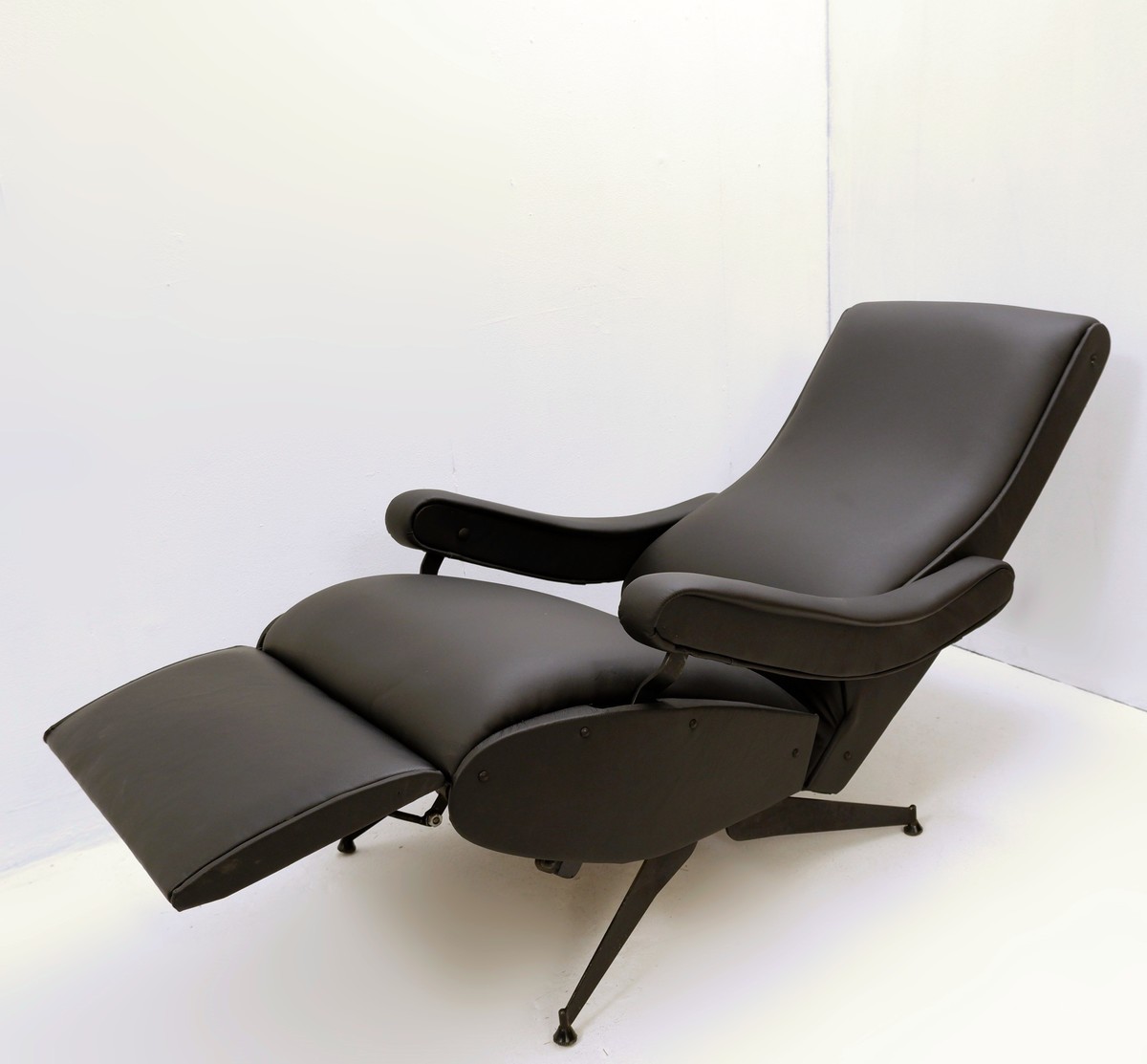oscar-reclining-armchair-by-nello-pini-f