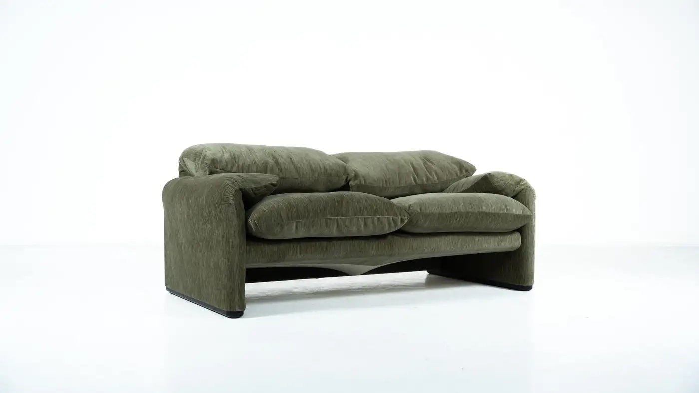 Mid-Century Modern "Maralunga" Sofa by Vico Magistretti for Cassina - Image 2